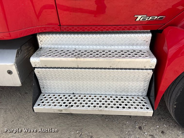 image for item EU0451 2020 Kenworth T680 semi truck