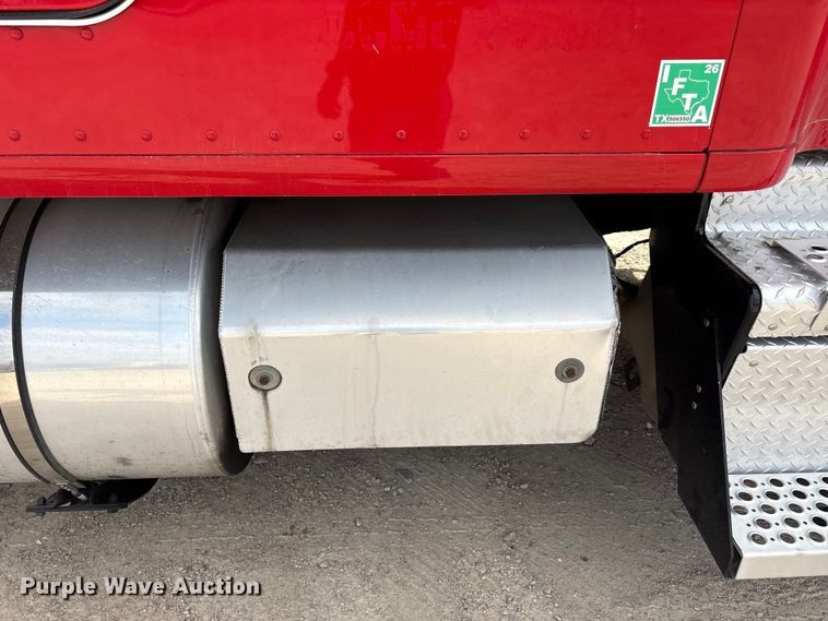 image for item EU0451 2020 Kenworth T680 semi truck