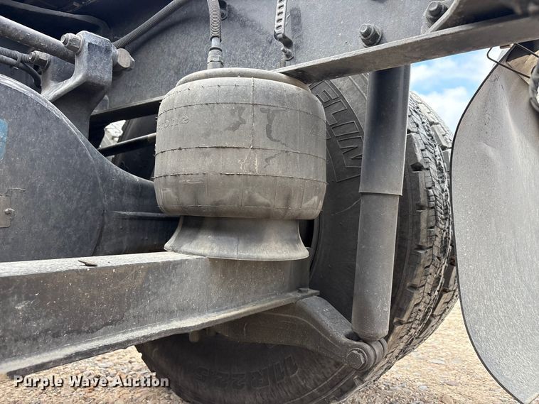 image for item EU0451 2020 Kenworth T680 semi truck