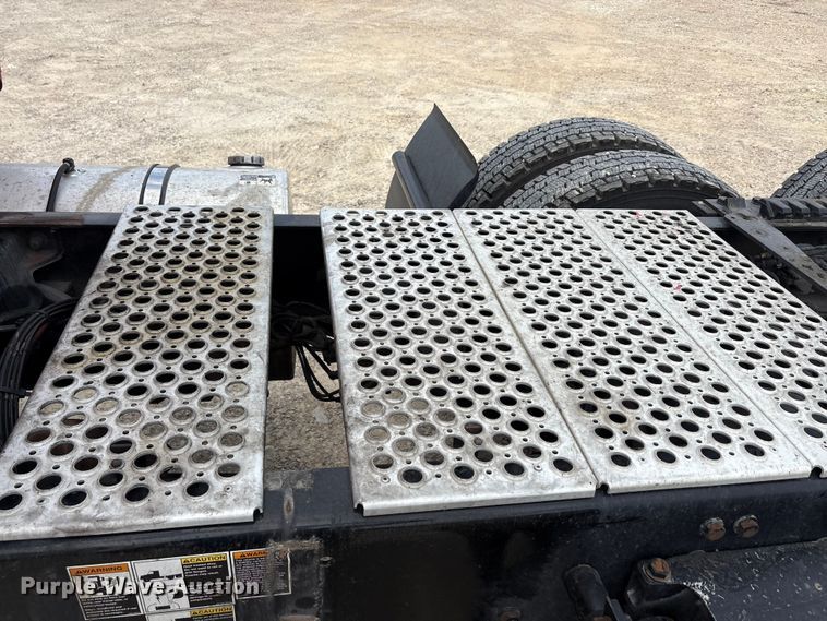 image for item EU0451 2020 Kenworth T680 semi truck