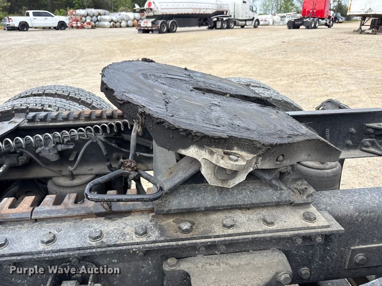 image for item EU0451 2020 Kenworth T680 semi truck