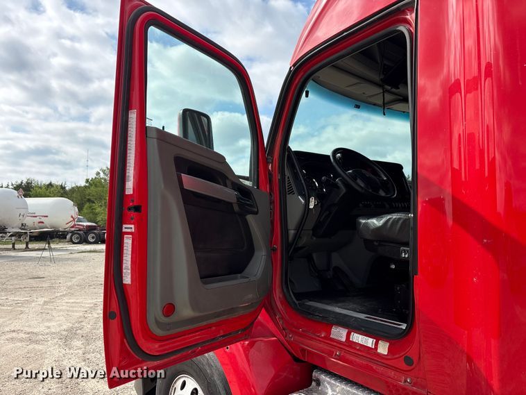 image for item EU0451 2020 Kenworth T680 semi truck