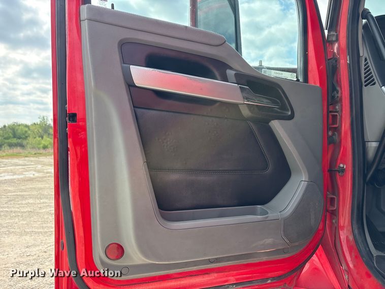 image for item EU0451 2020 Kenworth T680 semi truck