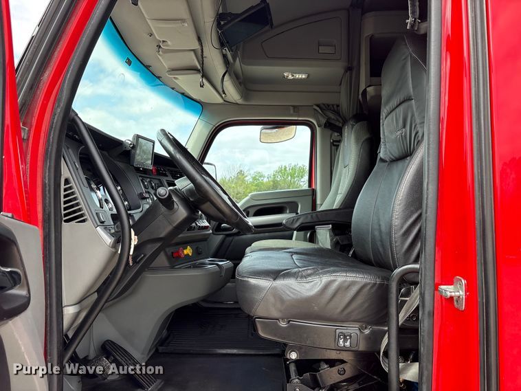 image for item EU0451 2020 Kenworth T680 semi truck