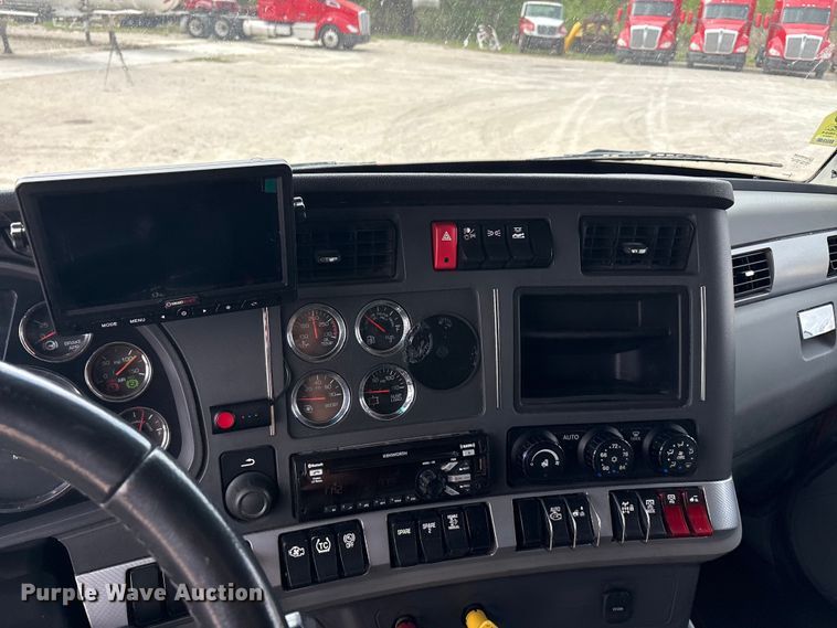 image for item EU0451 2020 Kenworth T680 semi truck