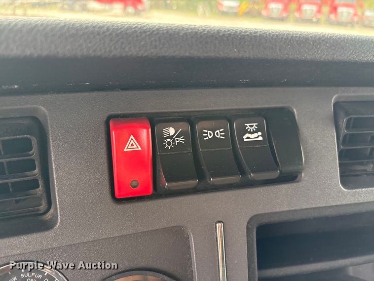 image for item EU0451 2020 Kenworth T680 semi truck