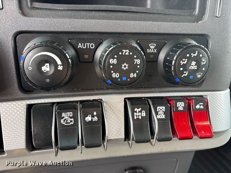 image for item EU0451 2020 Kenworth T680 semi truck