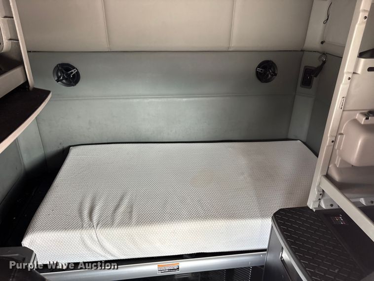 image for item EU0451 2020 Kenworth T680 semi truck