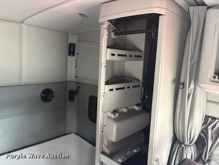 image for item EU0451 2020 Kenworth T680 semi truck