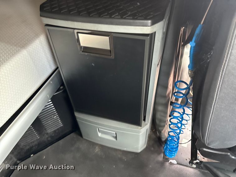 image for item EU0451 2020 Kenworth T680 semi truck