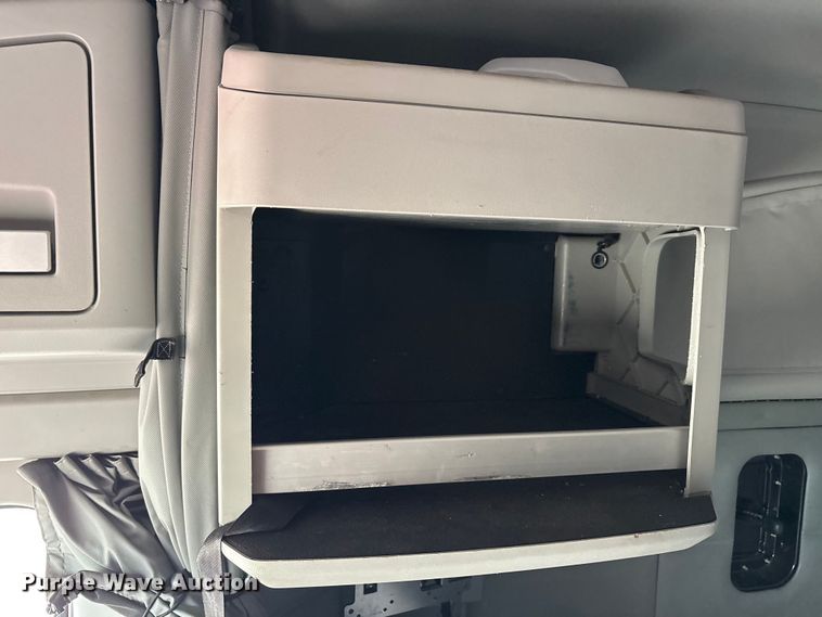 image for item EU0451 2020 Kenworth T680 semi truck