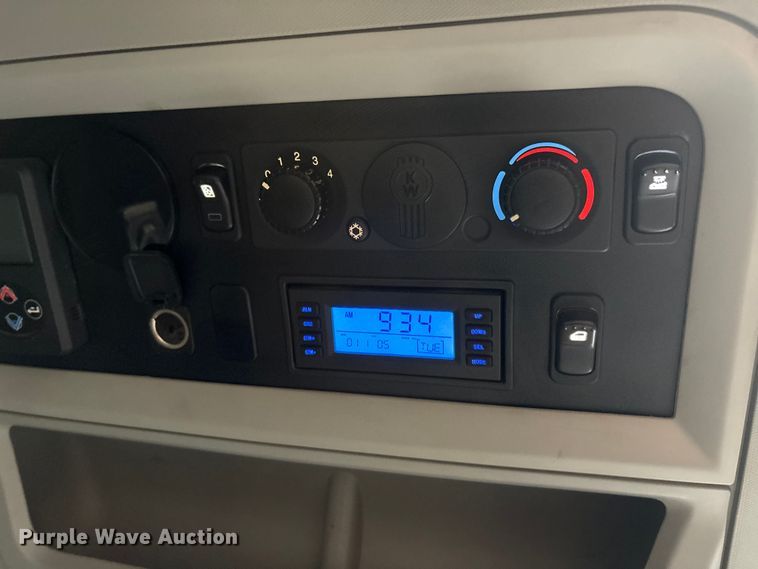 image for item EU0451 2020 Kenworth T680 semi truck