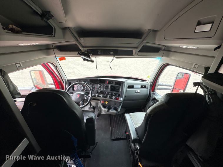 image for item EU0451 2020 Kenworth T680 semi truck