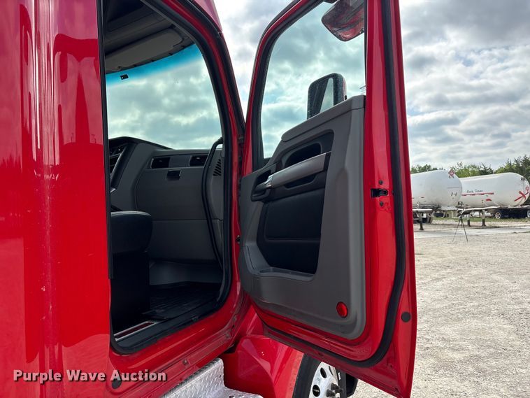 image for item EU0451 2020 Kenworth T680 semi truck