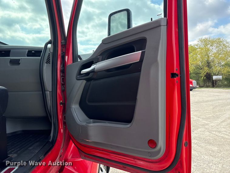 image for item EU0451 2020 Kenworth T680 semi truck