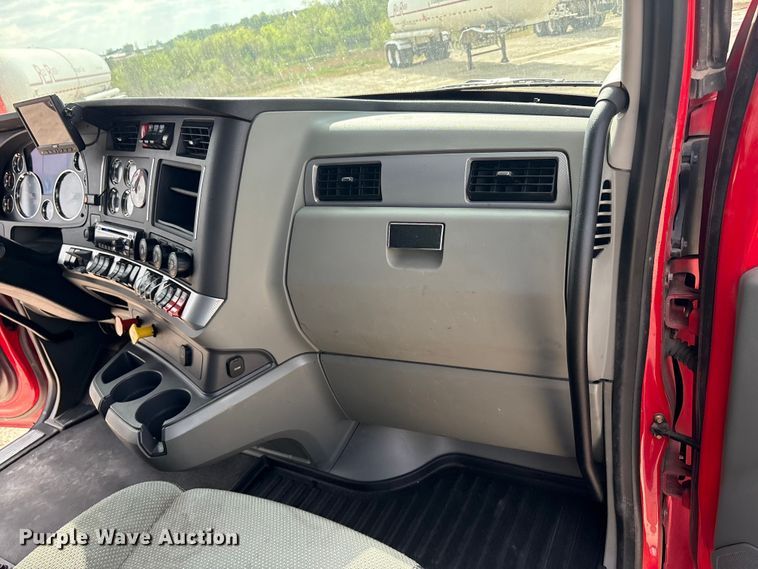 image for item EU0451 2020 Kenworth T680 semi truck