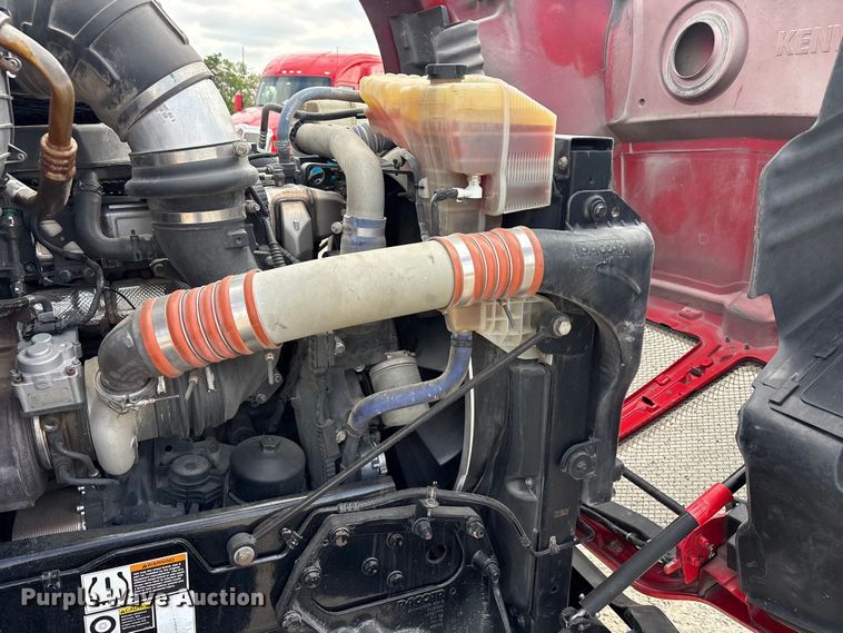 image for item EU0451 2020 Kenworth T680 semi truck