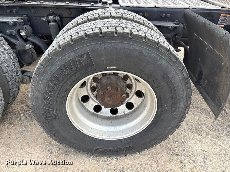 image for item EU0451 2020 Kenworth T680 semi truck