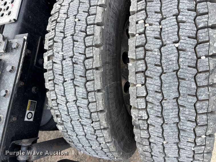 image for item EU0451 2020 Kenworth T680 semi truck