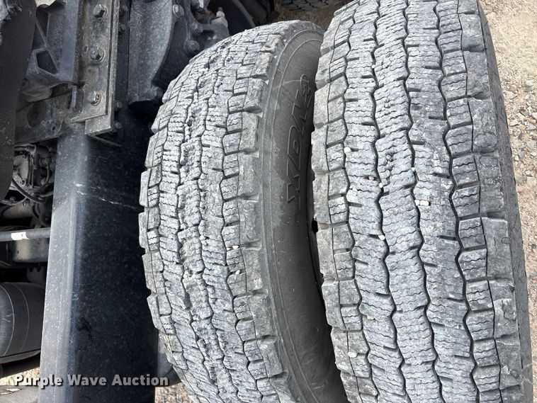 image for item EU0451 2020 Kenworth T680 semi truck