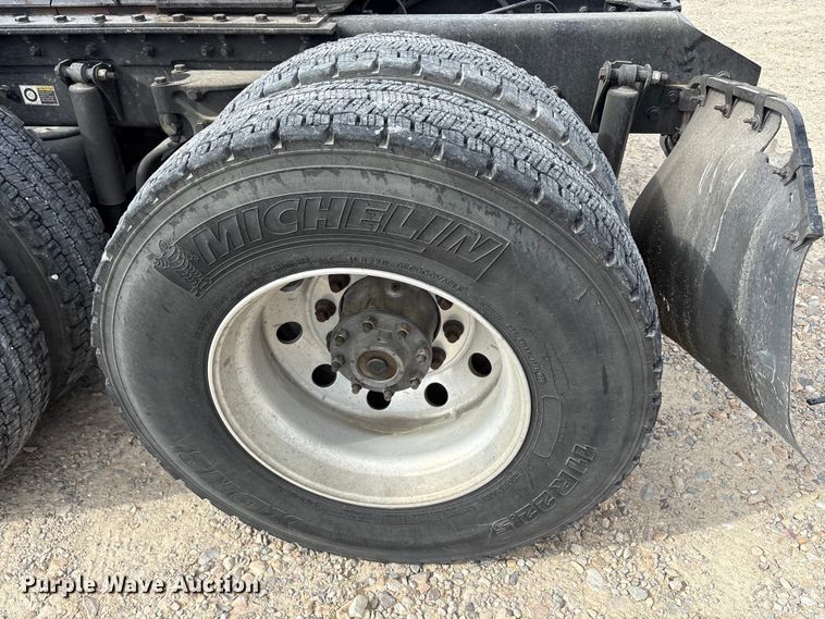 image for item EU0451 2020 Kenworth T680 semi truck