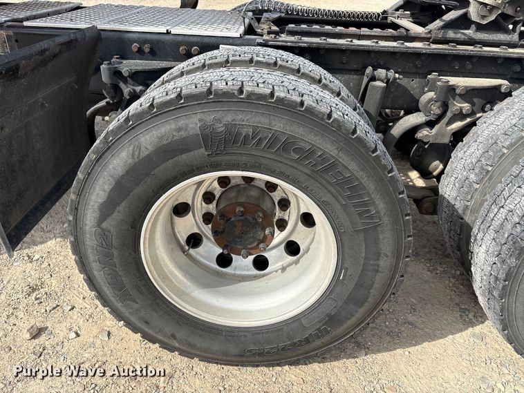 image for item EU0451 2020 Kenworth T680 semi truck