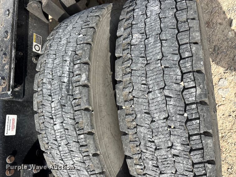 image for item EU0451 2020 Kenworth T680 semi truck