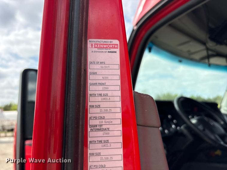 image for item EU0451 2020 Kenworth T680 semi truck