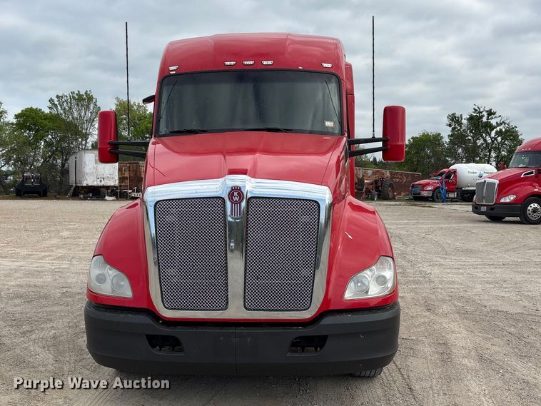 image for item EU0452 2020 Kenworth T680 semi truck