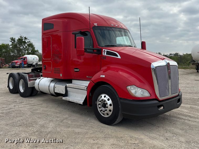 image for item EU0452 2020 Kenworth T680 semi truck