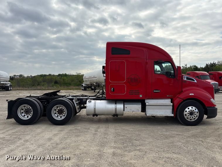 image for item EU0452 2020 Kenworth T680 semi truck