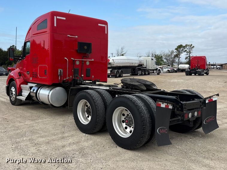image for item EU0452 2020 Kenworth T680 semi truck
