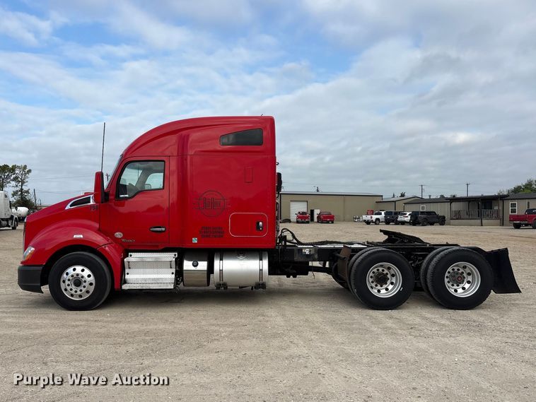 image for item EU0452 2020 Kenworth T680 semi truck