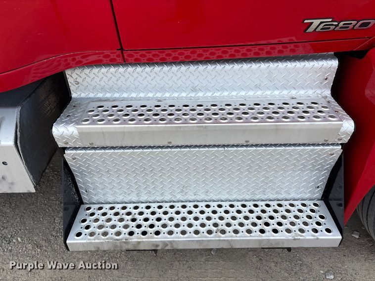 image for item EU0452 2020 Kenworth T680 semi truck