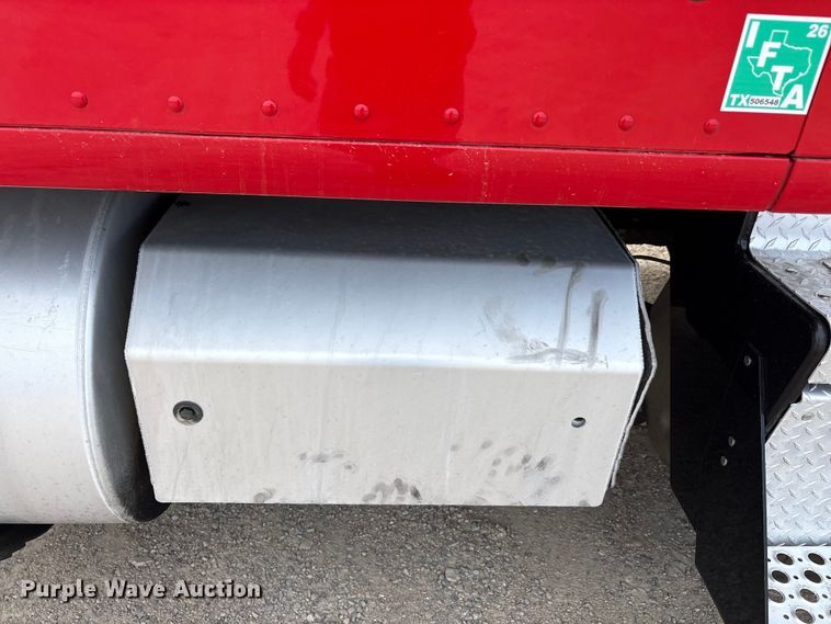 image for item EU0452 2020 Kenworth T680 semi truck