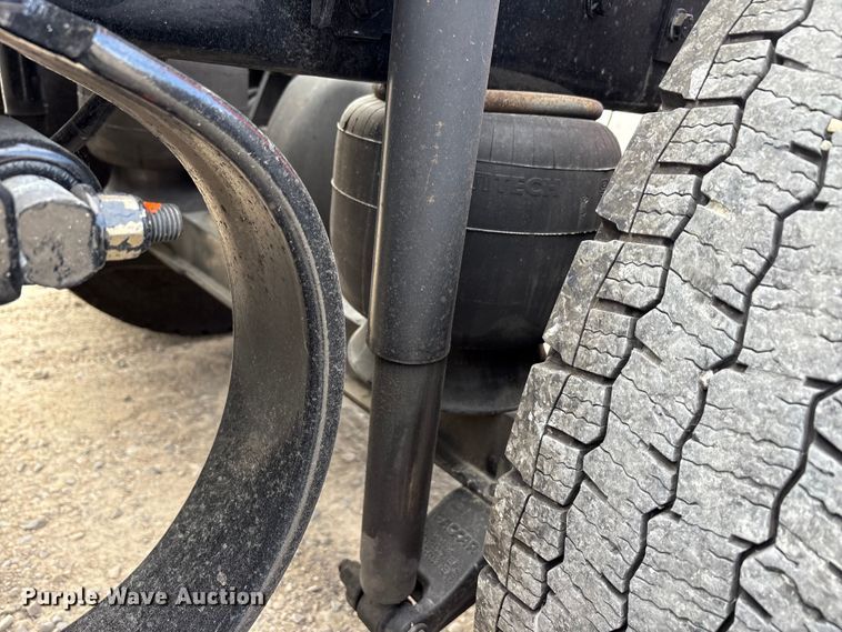 image for item EU0452 2020 Kenworth T680 semi truck