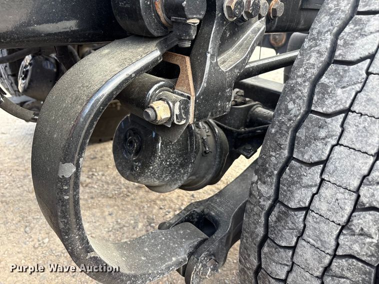 image for item EU0452 2020 Kenworth T680 semi truck