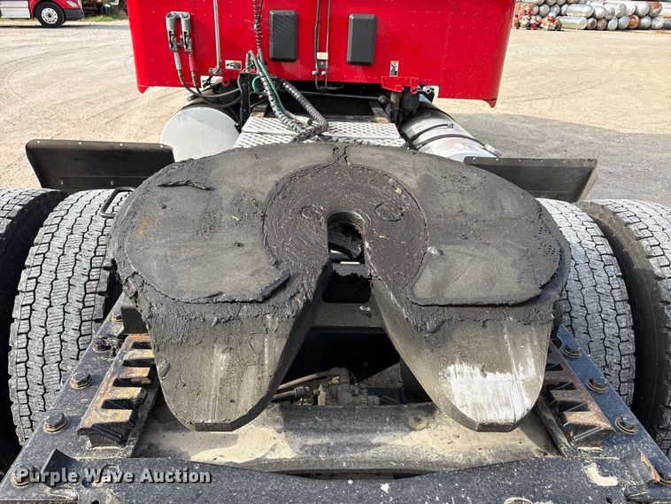 image for item EU0452 2020 Kenworth T680 semi truck