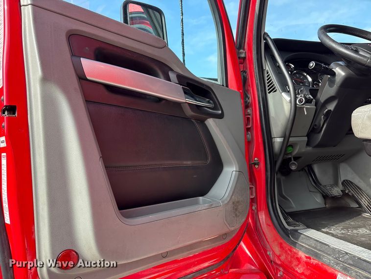 image for item EU0452 2020 Kenworth T680 semi truck