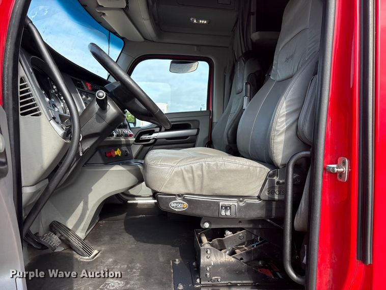 image for item EU0452 2020 Kenworth T680 semi truck