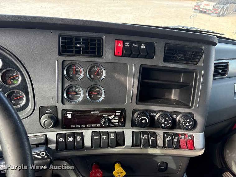 image for item EU0452 2020 Kenworth T680 semi truck