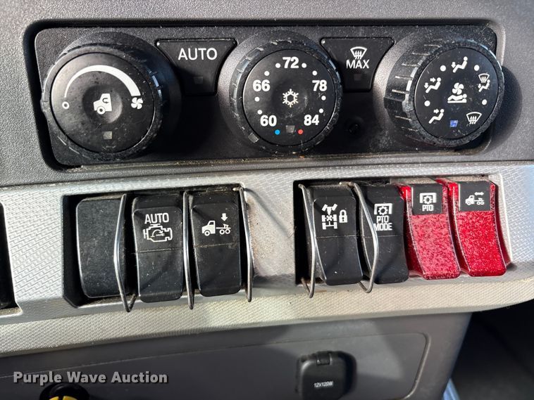 image for item EU0452 2020 Kenworth T680 semi truck