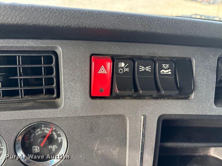 image for item EU0452 2020 Kenworth T680 semi truck