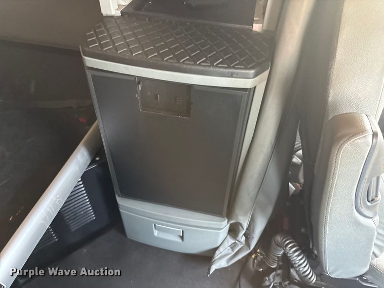 image for item EU0452 2020 Kenworth T680 semi truck