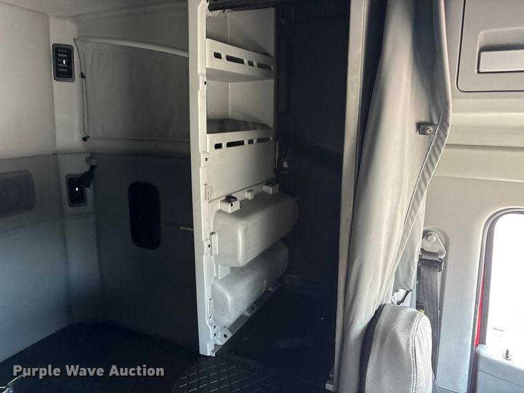 image for item EU0452 2020 Kenworth T680 semi truck