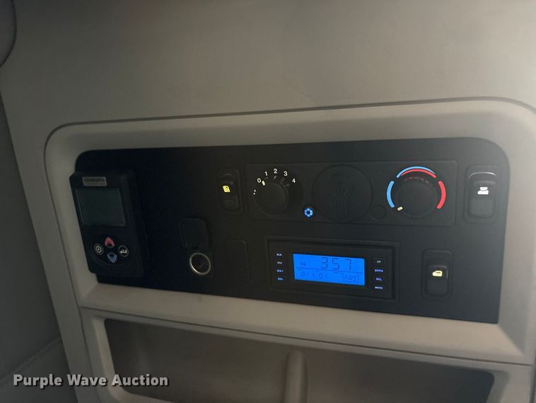 image for item EU0452 2020 Kenworth T680 semi truck