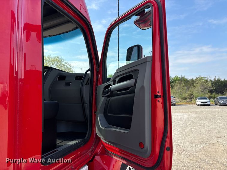 image for item EU0452 2020 Kenworth T680 semi truck
