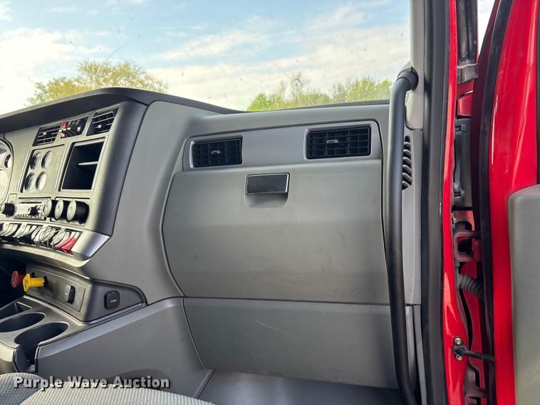 image for item EU0452 2020 Kenworth T680 semi truck