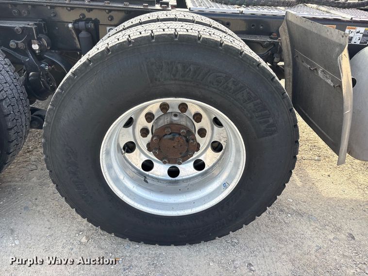 image for item EU0452 2020 Kenworth T680 semi truck