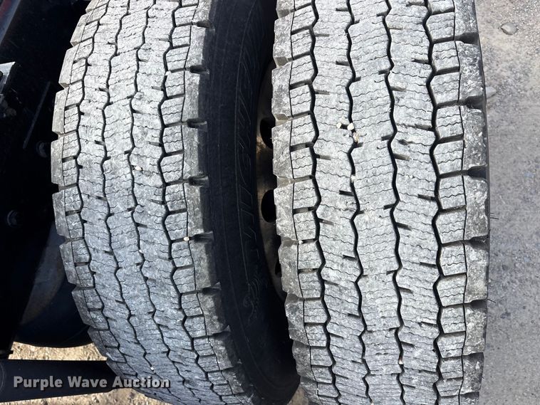 image for item EU0452 2020 Kenworth T680 semi truck